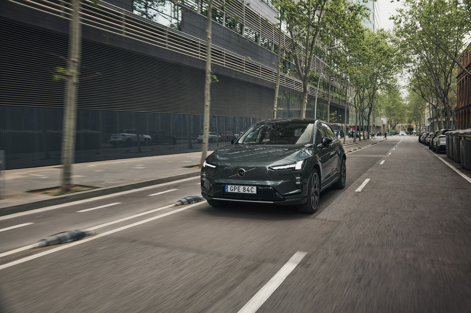 Volvo Cars розпочала поставки нового електричного EX60 